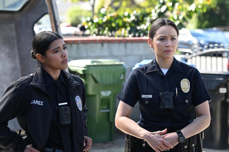 Officer Celina Juarez (Lisseth Chavez, l.) und Lucy Chen (Melissa O’Neil, r.) setzen alles daran, den Fall einer mutmaßlichen Kindesentführung aufzuklären. – Bild: FOXBURG FINANCING 5, LLC AND ABC SIGNATURE ALL RIGHTS RESERVED