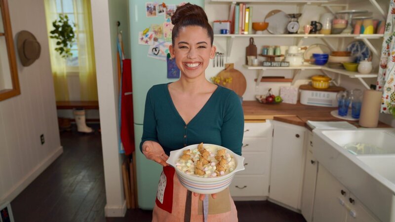 Portrait of Molly Yeh making her Rugelach Cookie Salad, as seen on Girl Meets Farm, season 8. – Bild: Discovery, Inc. All Rights Reserved.
