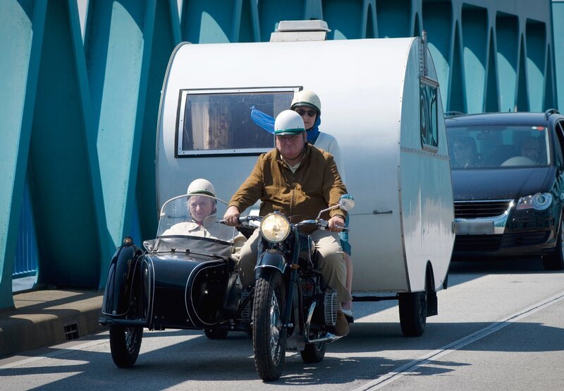 Krause (Horst Krause) mit seinen Schwestern Meta (Angelika Böttiger) und Elsa (Carmen-Maja Antoni, im Beiwagen) auf dem Weg zur Kurklinik an die Ostsee. – Bild: rbb/​Arnim Thomaß