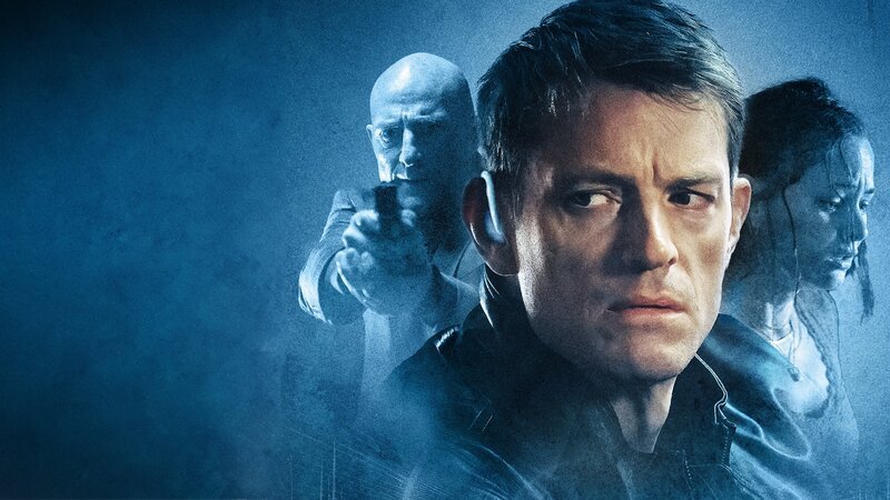 Der gehörgeschädigte Polizist Frank Shaw wird zur letzten Hoffnung einer gehörlosen Mordzeugin, die es vor einer Verbrecherbande zu beschützen gilt. Von links: Doug Slater (Mark Strong), Frank Shaw (Joel Kinnaman) und Ava Fremont (Sandra Mae Frank) – Bild: Mark Cassar, Sabrina Lantos / ZDF Der gehörgeschädigte Polizist Frank Shaw wird zur letzten Hoffnung einer gehörlosen Mordzeugin, die es vor einer Verbrecherbande zu beschützen gilt. Von links: Doug Slater (Mark Strong), Frank Shaw (Joel Kinnaman) und Ava Fremont (Sandra Mae Frank) – Bild: Mark Cassar, Sabrina Lantos / ZDF