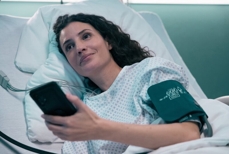 Nadine Menz spielt Tara Czarnetzki, die eine App entwickelt hat und KI-Avatare Verstorbener erstellt. – Bild: MDR/​Saxonia Media/​Rudolf Wernicke