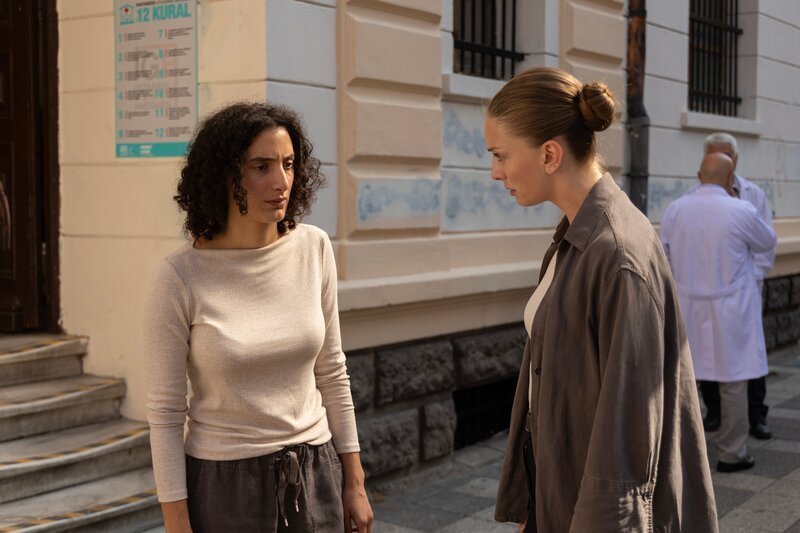 Müllsammler Ömer (Mouna Soualem, l.) ist in Wirklichkeit eine Frau namens Leah, die Ayse (Yasemin Kay Allen, r.) in ein Frauenhaus bringt. – Bild: aliguler Ali Güler