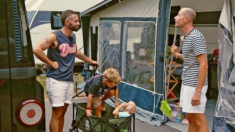 Bei Daniel (re.) und Roman Nawrot und den beiden Kindern wird Camping zum Luxusurlaub. Mit großzügiger Ausstattung und allem Komfort genießen die beiden das Leben im rollenden Fünf-Sterne-Hotel. – Bild: RTLZWEI