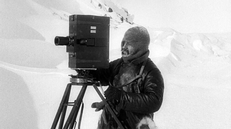 Herbert Ponting, Fotograf der Terra-Nova-Expedition (1910⁠–⁠1913), während der Antarktis-Expedition. – Bild: ORF/​france.tv distribution/​2P2L French Cancan
