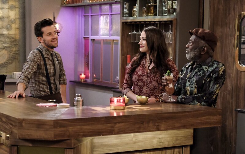 Max (Kat Dennings, M.) und Caroline sind begeistert von dem neuen Barkeeper Clint (Michael Charles Roman, l.), denn seine Drinks führen zu einem unerwarteten Hype der Dessert-Bar, während Earl (Garrett Morris, r.) von dessen Arroganz eingeschüchtert wird … – Bild: Warner Bros. Television