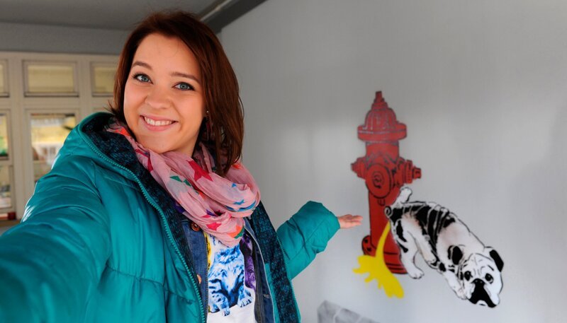 Bayerisches Fernsehen DAHOAM IS DAHOAM, FOLGE 1459, „Kunst am Kiosk“, am Donnerstag (05.02.15) um 19:45 Uhr. Kathi (Carina Dengler) ist beeindruckt von dem hippen Graffiti an der Wand von Alois’ Kiosk. Weiteres Bildmaterial finden Sie unter www.br-foto.de. – Bild: BR/​Marco Orlando Pichler