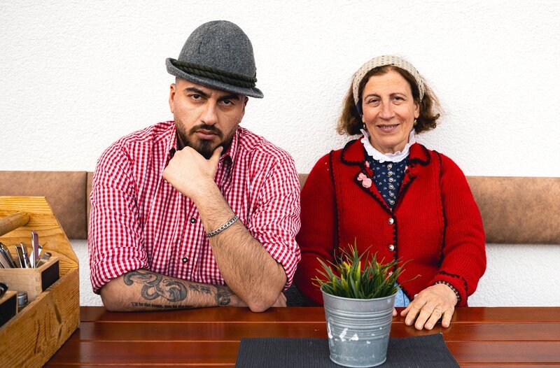 Deutschland, was geht? Tahsim Durgun (l) bereist mit Tante Zeynep Deutschland. Dabei erleben sie skurrile Abenteuer und treffen außergewöhnliche Menschen. – Bild: WDR/​Daniel Nguyen