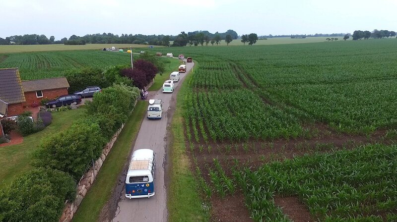 1.000 Busse und 40.000 Teilnehmer: Der „Konvoi der guten Laune“ auf dem Midsummer Bulli Festival 2016 auf Fehmarn. – Bild: NDR/​jumpmedienTV