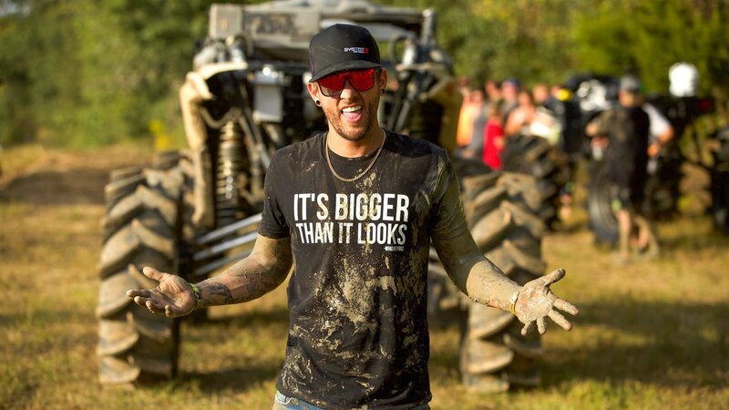 Bryce Sparks covered in mud after his race – Bild: Warner Bros. Discovery