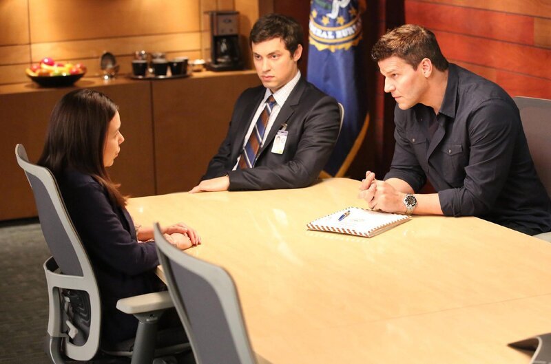 Booth (David Boreanaz, r.) und Sweets (John Francis Daley) vernehmen Carlene Blayney (Gloria Garayua). Was weiß sie über das Opfer und die Anhänger der Weltuntergangsgruppe? – Bild: RTL /​ FOX /​ Schneller als der Weltuntergang