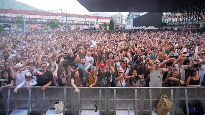 Beim Innsbrucker Bogenfest feiern jedes Jahr rund 50.000 Besucherinnen und Besucher unter freiem Himmel. Von „Nenda“ über „Von Seiten der Gemeinde“ treten vor allem regionale Musikerinnen und Musiker auf insgesamt sechs Bühnen auf. – Bild: Landestudio Tirol/​Ferdinand Cibulka