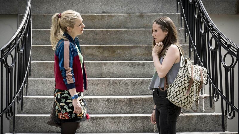Jenny (Birte Hanusrichter, l.) stellt Susann (Emilia von Heiseler) zur Rede. – Bild: TVNOW /​ Christoph Assmann