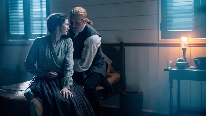 Dem Tod von der Schippe gesprungen: Caitriona Balfe als Claire Fraser, Sam Heughan als Jamie Fraser – Bild: SRF/​Sony Pictures Television Inc.