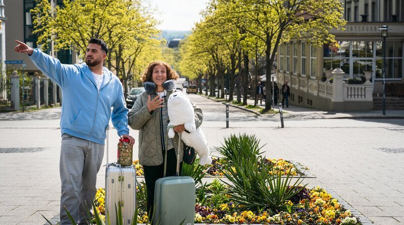 Ankunft in der Stadt der Dichter und Denker: Tahsim Durgun (l) mit Tante Zeynep (r) in Weimar. – Bild: WDR/​Thomas Dietze
