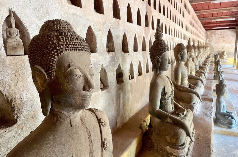 Buddha-Statuen in Vientiane – Bild: Christian Schidlowski