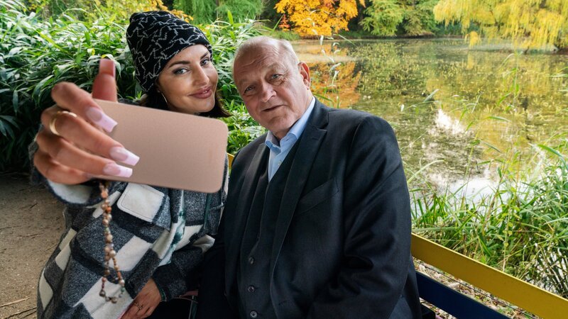 Privatdetektiv Georg Wilsberg (Leonard Lansink) ermittelt in einem Mordfall um eine junge Frau, die zunächst irrtümlich für die Influencerin Bonnie von Laer (Johanna Ingelfinger) gehalten wird. Die Polizei vermutet bald, dass es tatsächlich jemand auf die Influencerin abgesehen haben könnte. – Bild: Thomas Kost /​ ZDF und Thomas Kost