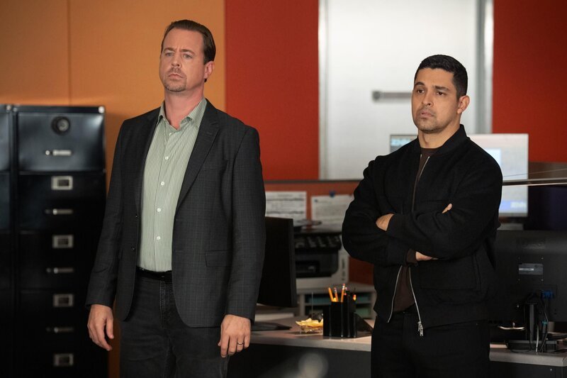 Sean Murray als Timothy McGee und Wilmer Valderrama als Nick Torres(r.) – Bild: 2025 CBS Broadcasting, Inc. All Rights Reserved. /​ Robert Voets