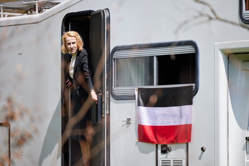 Erneut suchen die beiden Polizisten Gloria Meier (Mareike Beykirch) auf, um mehr über Prinz Meinolf und seine Machenschaften zu erfahren. – Bild: Leonine /​ Bojan Ritan/​ARD