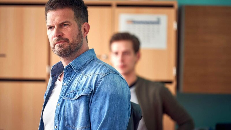 David (Simon Böer, l.) möchte alle Klassenarbeiten von Konstantin einsehen und wundert sich immer noch über die Ziegen im Klassenraum, die Simon (Julius Forster) zusammen mit Barbara wieder eingefangen haben. – Bild: RTL /​ Frank Dicks