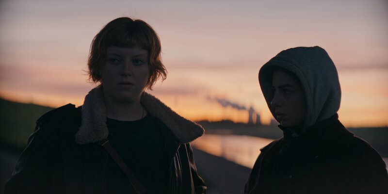Tessa Vogel (Maeve Metelka, l.) und Elodie Cailleux (Alba Gaïa Bellugi, r.) müssen untertauchen. – Bild: Intaglio Films GmbH /​ ZDF und Intaglio Films GmbH