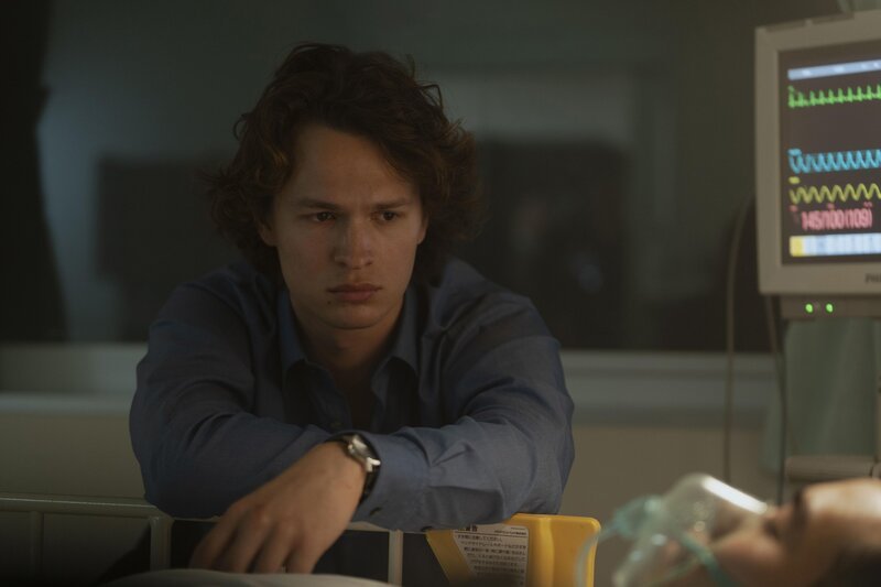 Jake Adelstein (Ansel Elgort) – Bild: Tokyo Rock, LLC
