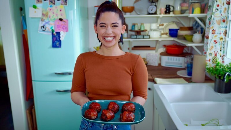 Portrait shot of Molly Yeh and her Bacon Wrapped Meatloaf – Bild: Discovery, Inc. All Rights Reserved