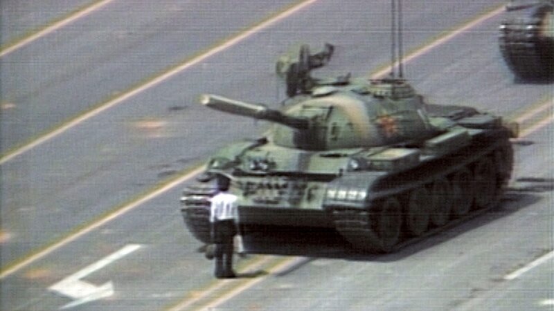 Der „Tank Man“ stellt sich während der Tiananmen-Proteste 1989 in Peking einer Kolonne von Panzern entgegen – ein weltweit bekanntes Symbol des gewaltlosen Widerstands. – Bild: ORF/​france.tv distribution/​2P2L /​ French Cancan