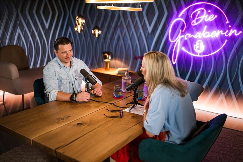 Monika Gruber und Andreas Gabalier im Gespräch – Bild: ServusTV /​ Sebastian Marko
