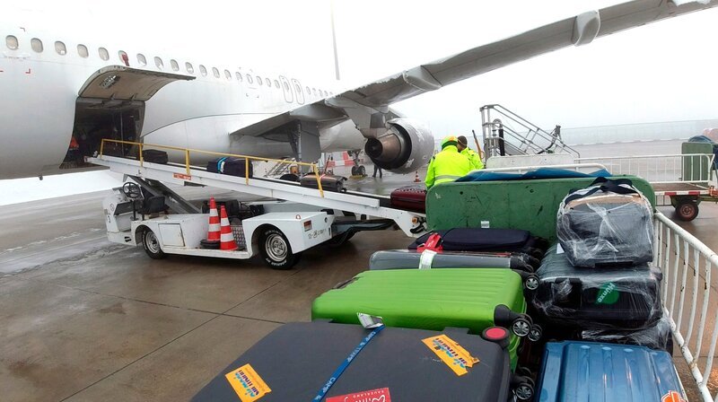 Kassel Airport – Beladen einer Passagiermaschine. – Bild: hr-fernsehen Kassel Airport – Beladen einer Passagiermaschine. – Bild: hr-fernsehen