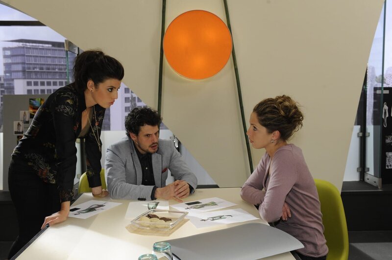 Nina (Maria Wedig, r.) verheimlicht Carla (Sarah Mühlhause, l.) und Luca (Manuel Cortez, M.) den wahren Grund für ihr Versagen. – Bild: SAT.1