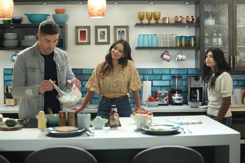 Tim Bradford (Eric Winter, l.), Lucy Chen (Melissa O’Neil, M.) und Tamara Colins (Dylan Conrique, r.) werden beim Pfannkuchenbacken plötzlich von einem unangekündigten Besuch gestört. – Bild: 2023 FOXBURG FINANCING 5, LLC AND ABC SIGNATURE ALL RIGHTS RESERVED