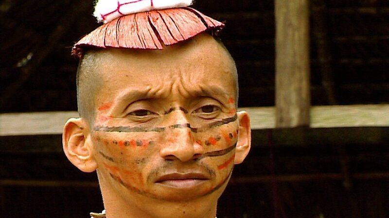 Die Männer der Tsáchila, einem kleinen Indianervolk, das im Nebelwald der Anden Ecuadors lebt, schmücken sich mit Gesichtsmalerei und aufwendig gefärbter und modellierter Haarpracht. – Bild: 3sat