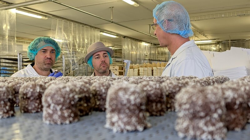 Karl Löwenherz (l.) und Pascal Kitzmüller (m.) in der Schwedenbomben-Fabrik – Bild: ServusTV /​ Matthias Sebening /​ Bilderfest