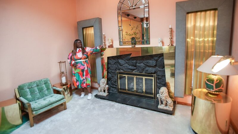Retta in the Grannys Pink Aviary home – Bild: Warner Bros. Discovery