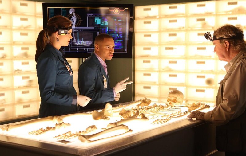 Brennan (Emily Deschanel) und Dr. Clark Edison (Eugene Byrd, M.) erläutern dem Filmemacher Andrew Jursic (Dave Thomas) ihre Vorgehensweise. – Bild: RTL /​ FOX /​ Das Blut der Diamanten