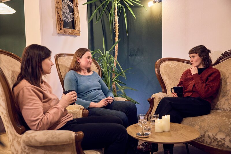 Für Klara (r.) waren ihre Freundinnen in der Zeit vor dem Schwangerschaftsabbruch wichtige Ansprechpartnerinnen. – Bild: Dawin Meckel/​OSTKREUZ /​ ZDF