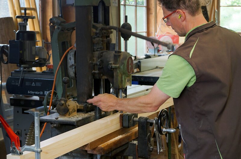 Schreinermeister Martin Seeger an der Kettenfräse. Die Firma Leitern-Beck im schwäbischen Dettingen an der Erms stellt die Holme, die Sprossen und die Stützen für Obstleitern selbst her. – Bild: SWR/​Eikon Media/​Luca Ullrich
