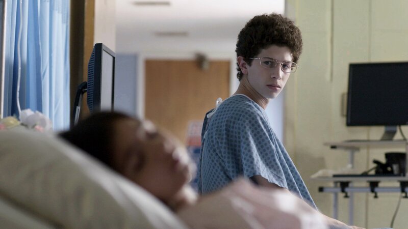 Recre scene of David looking at sister in hospital bed – Bild: Warner Bros. Discovery