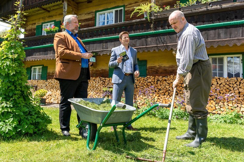 Für die Kommissare Stadler (Dieter Fischer, l.) und Hansen (Igor Jeftić, M.) steht eine weitere Person unter Verdacht: Biobauer Lukas Hirsch (Rainer Haustein, r.). – Bild: ZDF /​ ORF /​ Linda Gschwentner