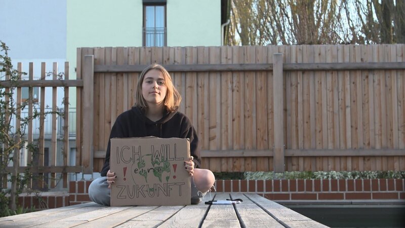 Rosa ist Klimaktivistin und wird bei der Klimademo eine Rede halten. – Bild: ORF/Soleil Film Rosa ist Klimaktivistin und wird bei der Klimademo eine Rede halten. – Bild: ORF/Soleil Film