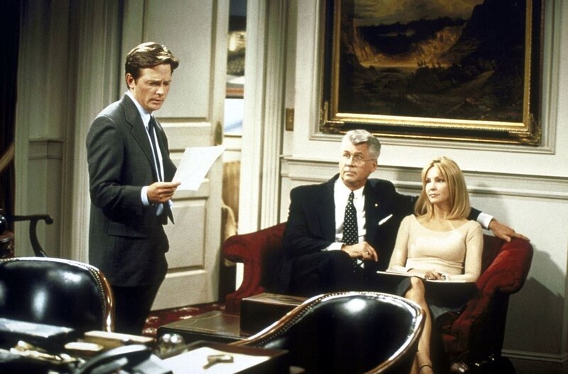 Mike (Michael J. Fox, l.), Caitlin (Heather Locklear, r.) und Bürgermeister Winston (Barry Bostwick, M.) gehen gemeinsam die Rede durch. – Bild: ProSieben Media AG