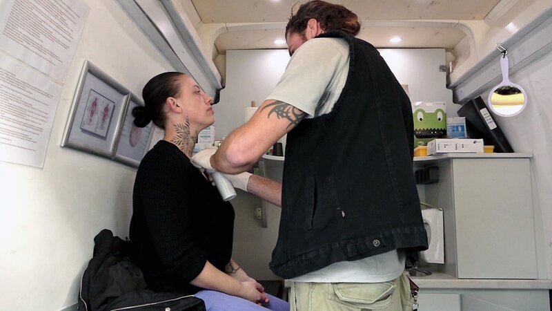 Während Pascal auf den Nachwuchs aufpasst, lässt sich Janine ein Piercing stechen und ist am Ende ziemlich zufrieden mit dem Tag. – Bild: RTLZWEI – Recht zum Abdruck/​Darstellung zeitlich/​sachlich beschränkt auf die Bewerbung der Sendung