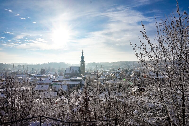 Der Sonntagsgottesdienst heute wird aus der Pfarrkirche Mariä Himmelfahrt in Vöcklamarkt ausgestrahlt. – Bild: ORF
