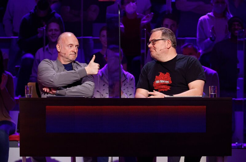 Rateteam-Kapitän Elton (r.) und der Fernsehmoderator Frank Buschmann (l.) bilden ein Rateteam. – Bild: ARD/​Morris Mac Matzen