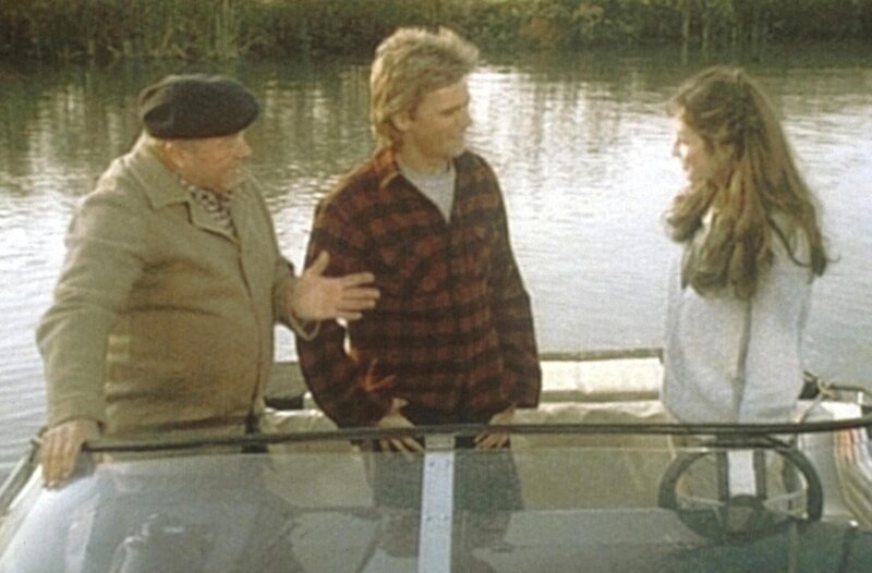 Thornton (Dana Elcar, l.), MacGyver (Richard Dean Anderson, M.) und Marya (Sharon Maughan, r.) beratschlagen, wie sie Maryas Vater befreien können. – Bild: Paramount Pictures