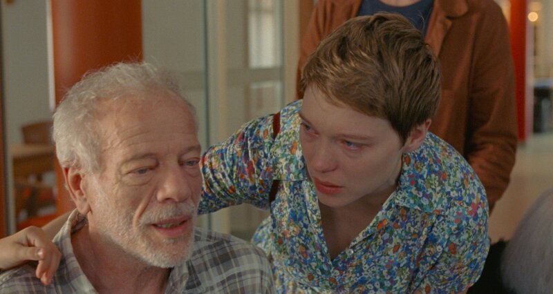 Sandra (Léa Seydoux) kümmert sich um ihren demenzkranken Vater George (Pascal Greggory). – Bild: Les Films Pelléas/BR/Arte/Denis Lenoir Sandra (Léa Seydoux) kümmert sich um ihren demenzkranken Vater George (Pascal Greggory). – Bild: Les Films Pelléas/BR/Arte/Denis Lenoir