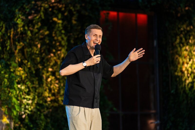 Gastgeber, Moderator, Stand-up-Comedian: Till Reiners freut sich auf eine neue Ausgabe vom „ZDF Comedy Sommer“. – Bild: Willi Weber /​ ZDF und Willi Weber