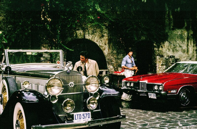 (v.li.): Peter Falk (Insp. Columbo), Jorge Rivero (Carlos). – Bild: ORF/​Universal