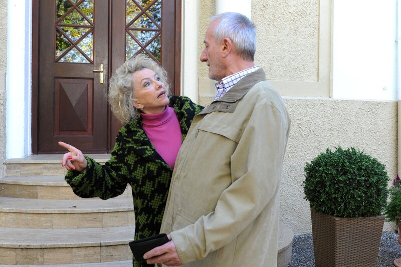 ARD STURM DER LIEBE FOLGE 1669, am Montag (17.12.12) um 15:10&nbsp;Uhr im ERSTEN. Rosi Zwick (Veronika von Quast, l.) glaubt Alfons (Sepp Schauer, r.) seine Ausreden nicht. – Bild: ARD/​Ann Paur