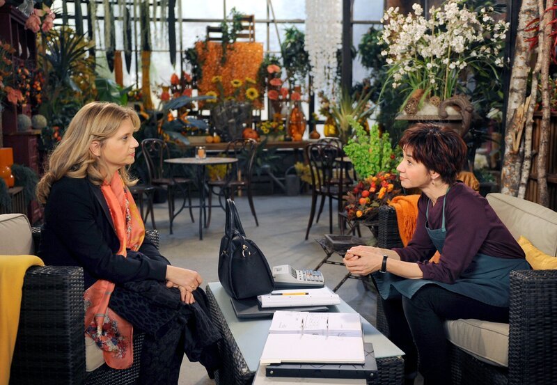 ARD ROTE ROSEN FOLGE 1910, am Donnerstag (26.02.15) um 14:10 Uhr im ERSTEN. Merle (Anja Franke, r.) verstärkt unabsichtlich Jeanettes (Nina Weniger, l.) Verdacht, dass es eine private Verbindung zwischen Merle und Drechsler gab. – Bild: ARD/​Nicole Manthey